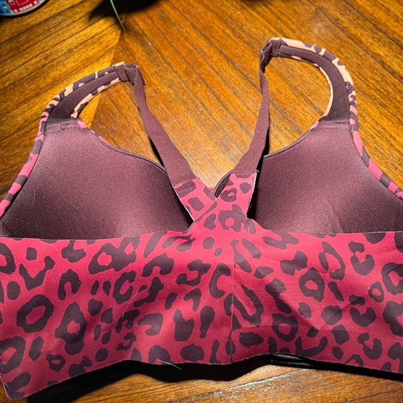 Victoria Sport Red/Black Underwire Foam Cup Bra in Animal Print Size 34DD. - Picture 4 of 6